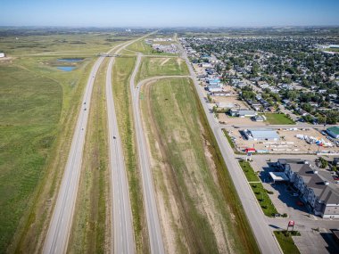 Saskatchewan, Saskatoon 'un kuzeyinde büyüyen Martensville' in yüksek çözünürlüklü hava manzarası. Fotoğrafta yerleşim bölgeleri, okullar, parklar ve çevreleyen çayır manzaraları vurgulanıyor.