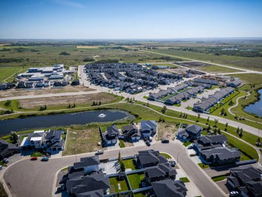 Saskatchewan, Saskatoon 'un kuzeyinde büyüyen Martensville' in yüksek çözünürlüklü hava manzarası. Fotoğrafta yerleşim bölgeleri, okullar, parklar ve çevreleyen çayır manzaraları vurgulanıyor.
