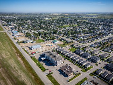 Saskatchewan, Saskatoon 'un kuzeyinde büyüyen Martensville' in yüksek çözünürlüklü hava manzarası. Fotoğrafta yerleşim bölgeleri, okullar, parklar ve çevreleyen çayır manzaraları vurgulanıyor.