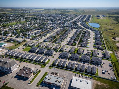 Saskatchewan, Saskatoon 'un kuzeyinde büyüyen Martensville' in yüksek çözünürlüklü hava manzarası. Fotoğrafta yerleşim bölgeleri, okullar, parklar ve çevreleyen çayır manzaraları vurgulanıyor.