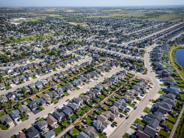 Saskatchewan, Saskatoon 'un kuzeyinde büyüyen Martensville' in yüksek çözünürlüklü hava manzarası. Fotoğrafta yerleşim bölgeleri, okullar, parklar ve çevreleyen çayır manzaraları vurgulanıyor.