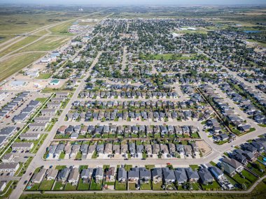 Saskatchewan, Saskatoon 'un kuzeyinde büyüyen Martensville' in yüksek çözünürlüklü hava manzarası. Fotoğrafta yerleşim bölgeleri, okullar, parklar ve çevreleyen çayır manzaraları vurgulanıyor.