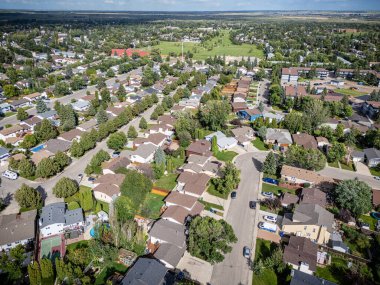 Silverwood Tepeleri 'nin yüksek çözünürlüklü insansız hava aracı antenleri. Saskatchewan, Kuzey Saskatoon' da büyük bir yerleşim yeri..