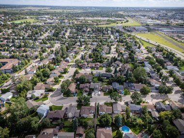 Silverwood Tepeleri 'nin yüksek çözünürlüklü insansız hava aracı antenleri. Saskatchewan, Kuzey Saskatoon' da büyük bir yerleşim yeri..