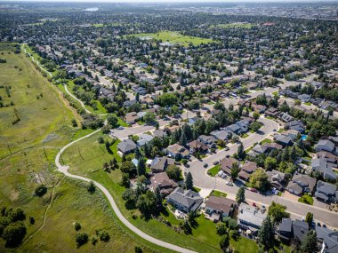 Silverwood Tepeleri 'nin yüksek çözünürlüklü insansız hava aracı antenleri. Saskatchewan, Kuzey Saskatoon' da büyük bir yerleşim yeri..