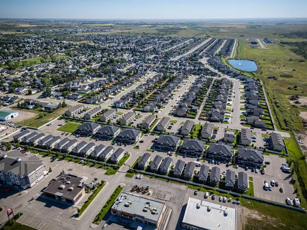 Saskatchewan, Saskatoon 'un kuzeyinde büyüyen Martensville' in yüksek çözünürlüklü hava manzarası. Fotoğrafta yerleşim bölgeleri, okullar, parklar ve çevreleyen çayır manzaraları vurgulanıyor.