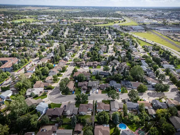 Silverwood Tepeleri 'nin yüksek çözünürlüklü insansız hava aracı antenleri. Saskatchewan, Kuzey Saskatoon' da büyük bir yerleşim yeri..
