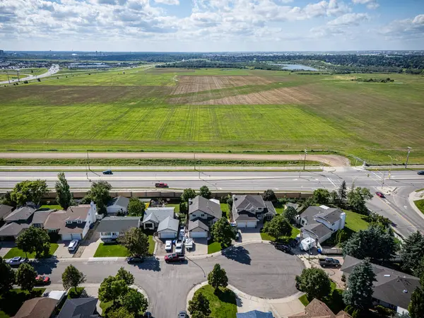 Saskatchewan, Saskatchewan 'ın kuzeydoğusunda bir yerleşim yeri olan Silverspring' in insansız hava aracı. Görüntü, tek aile evleri, okullar ve yakındaki yeşil alanları vurguluyor.