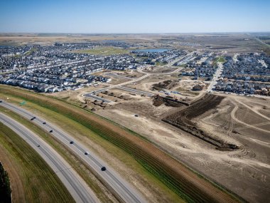 Saskatchewan, Saskatoon 'daki Brighton Çiftliği' nin havadan görünüşü yeni evleri, göletleri ve yeşil alanları gösteriyor..