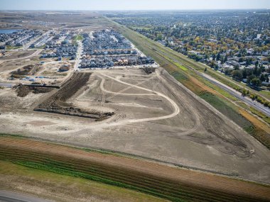 Saskatchewan, Saskatoon 'daki Brighton Çiftliği' nin havadan görünüşü yeni evleri, göletleri ve yeşil alanları gösteriyor..
