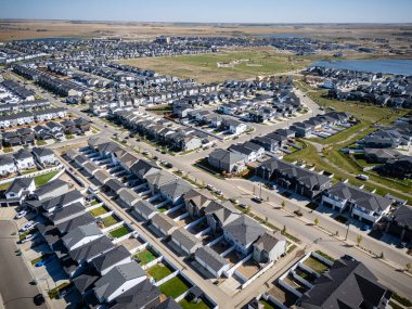 Saskatchewan, Saskatoon 'daki Brighton' un havadan görünüşü, yeni evleri, göletleri ve parkları gösteriyor..