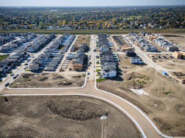 Saskatchewan, Saskatoon 'daki Brighton' un havadan görünüşü, yeni evleri, göletleri ve parkları gösteriyor..