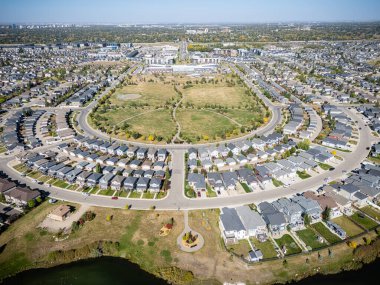 Saskatchewan, Saskatoon 'daki Stonebridge' in hava manzarası, evleri, parkları ve ticari alanları gösteriyor..