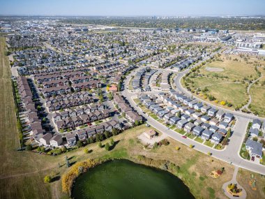 Stonebridge, Saskatoon insansız hava aracı anteninde modern evler, okullar ve peyzaj caddeleri yer alıyor..
