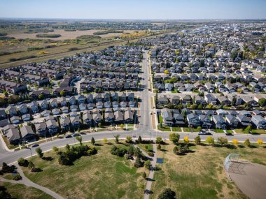 Saskatchewan, Saskatoon 'daki Stonebridge' in hava manzarası, evleri, parkları ve ticari alanları gösteriyor..