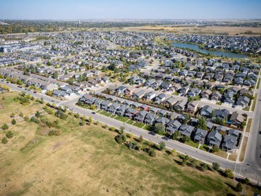 Saskatchewan, Saskatoon 'daki Stonebridge' in hava manzarası, evleri, parkları ve ticari alanları gösteriyor..