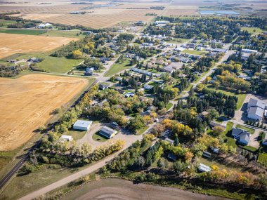 Waldheim, Saskatchewan 'ın hava görüntüsü, yerleşim bölgelerini, okulları ve çayır çevresini gösteriyor..