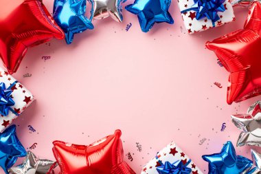 4 Temmuz konsepti. Ulusal bayrak renginde balonların en üstteki görüntüsü hediye kutuları ve konfeti izole edilmiş pastel arkaplan üzerinde, ortasındaki telif alanı ile birlikte.