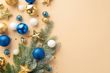 Noel ağacı süslemeleri konsepti. Yıldız süslemeleri ile süslenmiş Hoarfrost 'taki çam ağacının en üst görüntüsü konfeti beyaz mavi ve altın mücevherler izole edilmiş bej arka planda