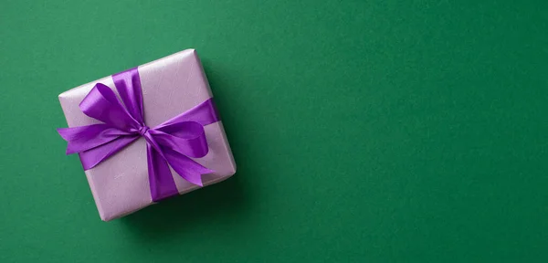 Концепция Сочельника Верхний Панорамный Вид Фото Сирени Giftbox Фиолетовым Бантом — стоковое фото