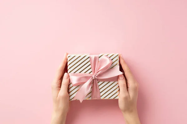 新年庆祝的概念 第一张照片是年轻女子的手在孤立的带有彩色背景的粉色彩带蝴蝶结的大礼品盒上的头像 — 图库照片
