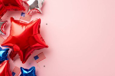 ABD Bağımsızlık Günü konsepti. Balonların üst görüntüsü ulusal bayraklar ve izole edilmiş pastel pembe arka plan üzerinde konfeti boş alan