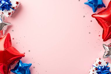 4 Temmuz kutlama konsepti. Yıldız şekilli balonların ulusal bayrak renklerinde en üstteki fotoğrafı izole edilmiş pastel pembe arka plandaki kutuları ve parlak konfetileri sunar.
