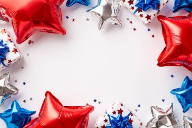 4 Temmuz konsepti. Yıldız şekilli balonların ulusal bayrak renklerinde en üstteki fotoğrafı izole edilmiş beyaz zemin üzerinde yay ve konfeti bulunan kutuları ortada boş alan ile sunar