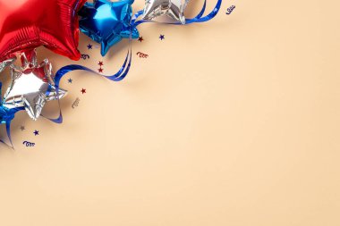 4 Temmuz dekorasyon konsepti. Ulusal bayrak renklerinde balonların en üstteki görüntüsü serpentin ve kopyalanmış bej arka planda konfeti