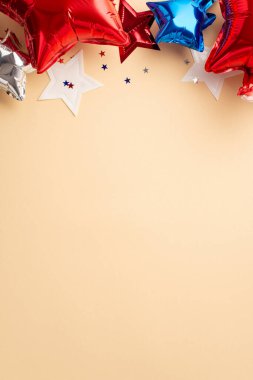 4 Temmuz konsepti. Yıldız şeklindeki balonların ulusal bayrak renklerinde dikey fotoğrafı ve izole edilmiş bej arkaplanda boş alan ile konfeti.