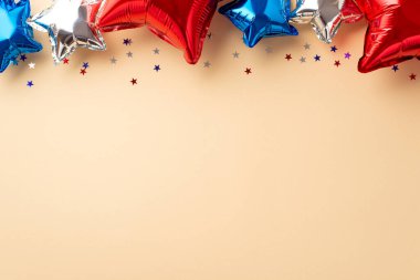 4 Temmuz kutlama konsepti. Ulusal bayrak renklerinde balonların en üstteki görüntüsü ve izole edilmiş bej arkaplandaki telif uzaylı konfetilerin