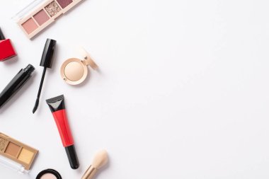 Dekoratif kozmetik konsepti. Kırmızı dudak parlatıcısının üst görünüm fotoğrafı maskara maskara göz falı ve izole edilmiş beyaz arka plan üzerinde telif alanı ile fırça