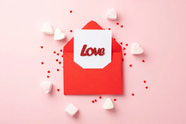 Valentijnsdag Concept Bovenaanzicht Foto Van Hartvormige Snoepjes Rode Open Envelop — Stockfoto