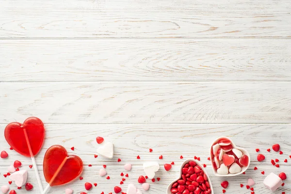 Valentinstag Konzept Foto Von Oben Von Herzförmigen Untertassen Mit Bonbons — Stockfoto