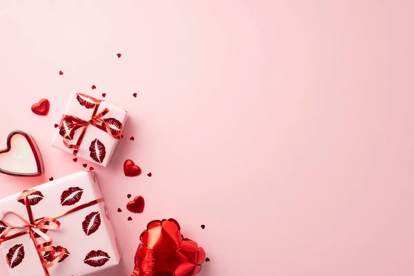Koncepcja Walentynek Widok Góry Zdjęcie Obecnych Pudełek Kształcie Serca Świeca — Zdjęcie stockowe