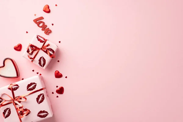 Koncepcja Walentynek Widok Góry Zdjęcie Pudełek Kształcie Serca Napis Miłość — Zdjęcie stockowe