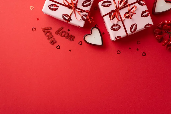 발렌타인데 컨셉이야 입맞춤 무늬로 종이를 사진은 사랑을 양초를 만들었고 배경에 — 스톡 사진