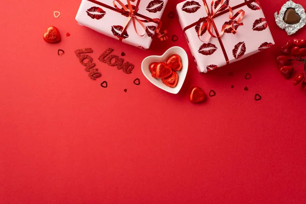 발렌타인데 컨셉이야 모양의 모양의 소스로 종이를 감싸고 현재의 상자의 Love — 스톡 사진