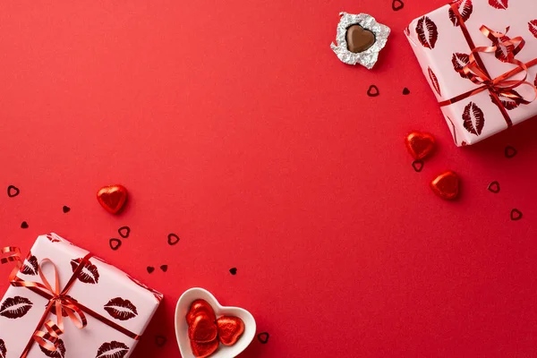 발렌타인데 컨셉이야 기사보기 입맞춤 무늬로 종이를 상자의 모양의 초콜릿 캔디와 — 스톡 사진