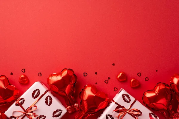 발렌타인데 컨셉이야 모양의 모양의 상자가 종이에 모양의 초콜릿 캔디와 페티를 — 스톡 사진