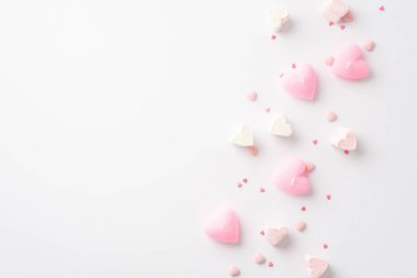 Sevgililer Günü konsepti. Kalp şeklindeki mumların en üstteki fotoğrafı izole edilmiş beyaz arkaplanda boş alan ile şekerleme ve serpiştirme.