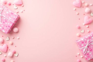 Sevgililer Günü konsepti. Şimdiki kutuların, kalp şekilli mumların, izole edilmiş pastel arkaplandaki yumuşak püsküllü püsküllü püsküllerin boş arkaplanlarının en üst görüntüsü.