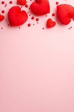 Sevgililer Günü konsepti. Kalbin dikey görüntüsü pofuduk oyuncaklar mumlar ve serpintiler izole edilmiş pembe arka planda kopyalanmış