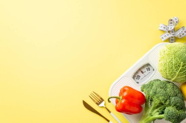 Zayıflatıcı konsept. Sebzelerin en üstteki fotoğrafı lahana karnabahar çanı biber biber biber mezurası ve izole edilmiş pastel sarı arka planda boş alan ile pullar.