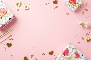 Sevgililer Günü konsepti. Hediye kutularının en üstteki fotoğrafı saman altından dekoratif bant kalp şeklinde konfeti ve izole edilmiş pastel pembe arka planda, ortada boş alan olan pullar oluşturuyor.