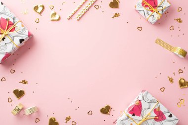 Sevgililer Günü konsepti. Mevcut kutuların en üstteki fotoğrafı dekoratif bant ve altın kalp şeklinde konfetileri izole edilmiş pembe arka planda ve ortada boş alanla birleştiriyor.