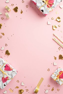 Sevgililer Günü konsepti. Hediye kutularının dikey üst görüntüsü dekoratif bant pulları ve izole edilmiş açık pembe zemin üzerinde altın kalp şekilli konfeti ve ortasında kopyalanmış boşluk