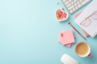 Sevgililer Günü konsepti. Klavye defterlerinin üst görünüm fotoğrafı kalem kalp şeklinde raptiye tutucu yapışkan kağıt bardak bardak kahve bilgisayarı faresi izole edilmiş pastel mavi arka plan
