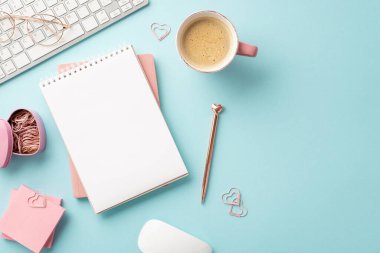 8 Mart konsepti. Klavye notlarının en üst görüntüsü altın kalem yapışkanı kağıt kalp tutacağı bardak bardak bardak kahve ve bilgisayar faresi izole edilmiş pastel mavi arka plan ve kopyalanmış