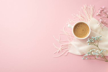 Merhaba bahar konsepti. Köpüklü, sıcak, pembe ve mavi renkli çingene çiçekleri ve kopyalanmış açık pembe arka planda beyaz eşarp fincanının üst görüntüsü.